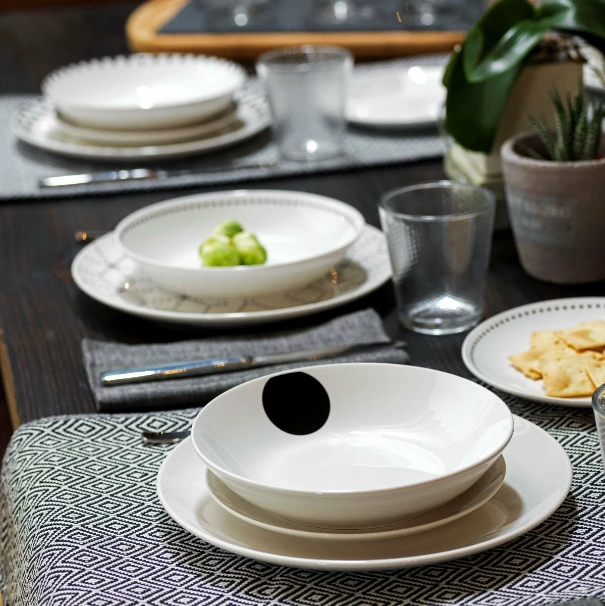 Tognana Metropolis Collection 18-piece Dinnerware Set | Graphic - Image 3