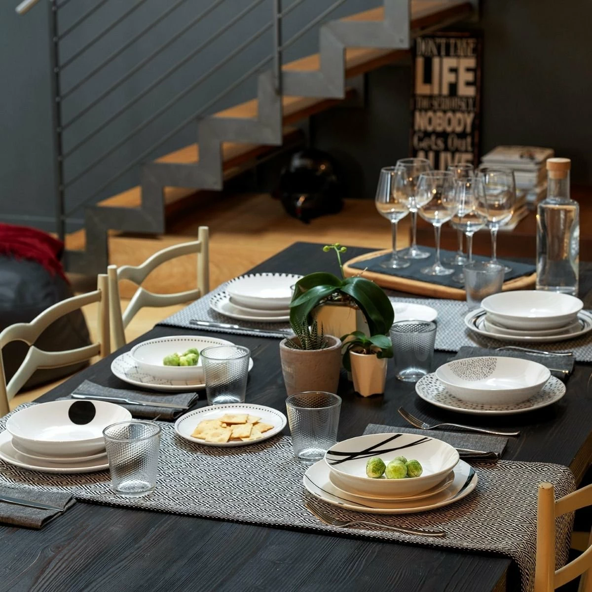 Tognana Metropolis Collection 18-piece Dinnerware Set | Graphic - Image 9