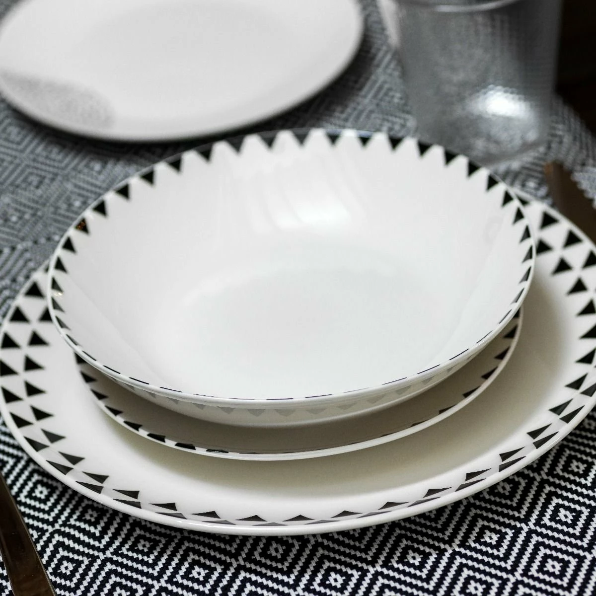 Tognana Metropolis Collection 18-piece Dinnerware Set | Graphic - Image 6