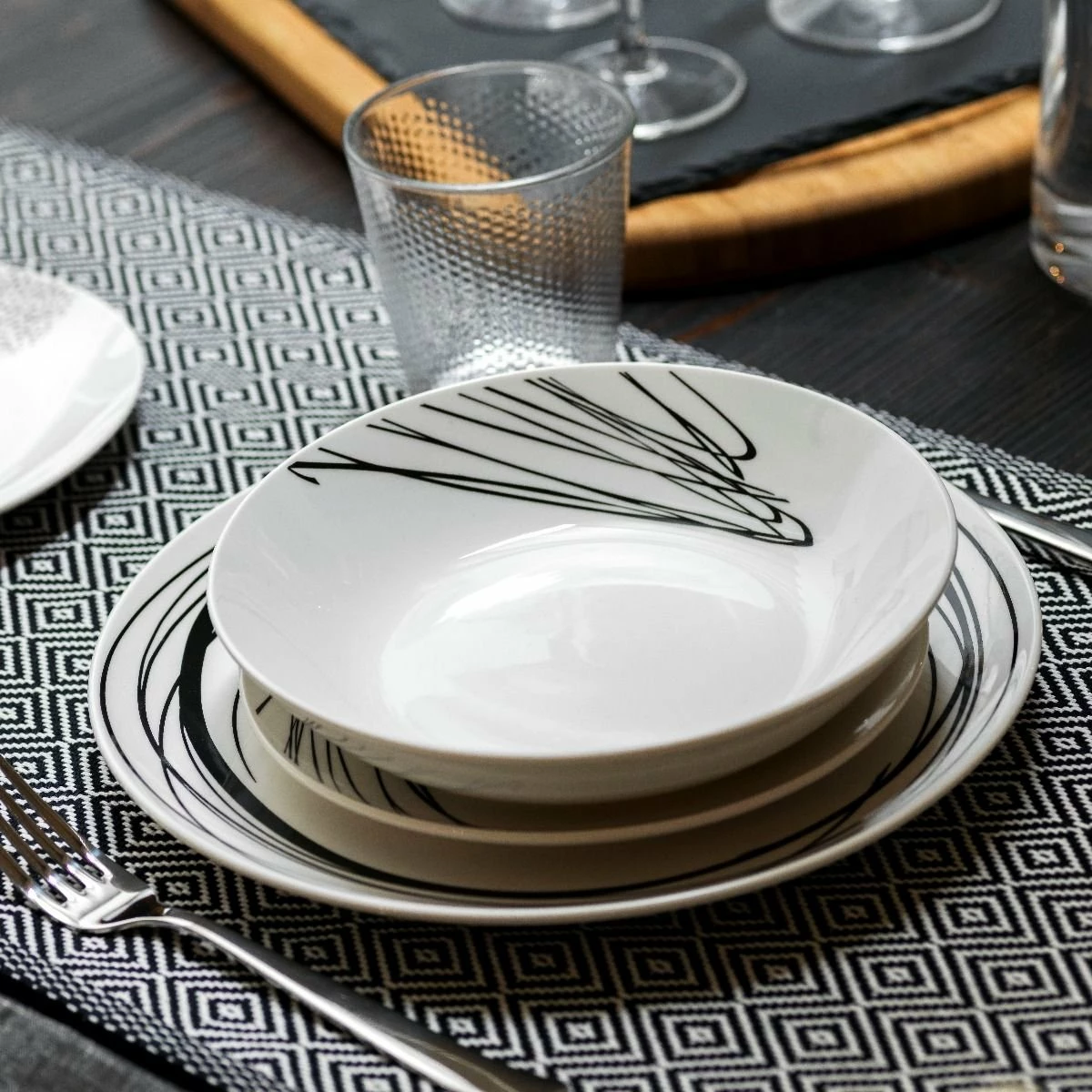 Tognana Metropolis Collection 18-piece Dinnerware Set | Graphic - Image 7