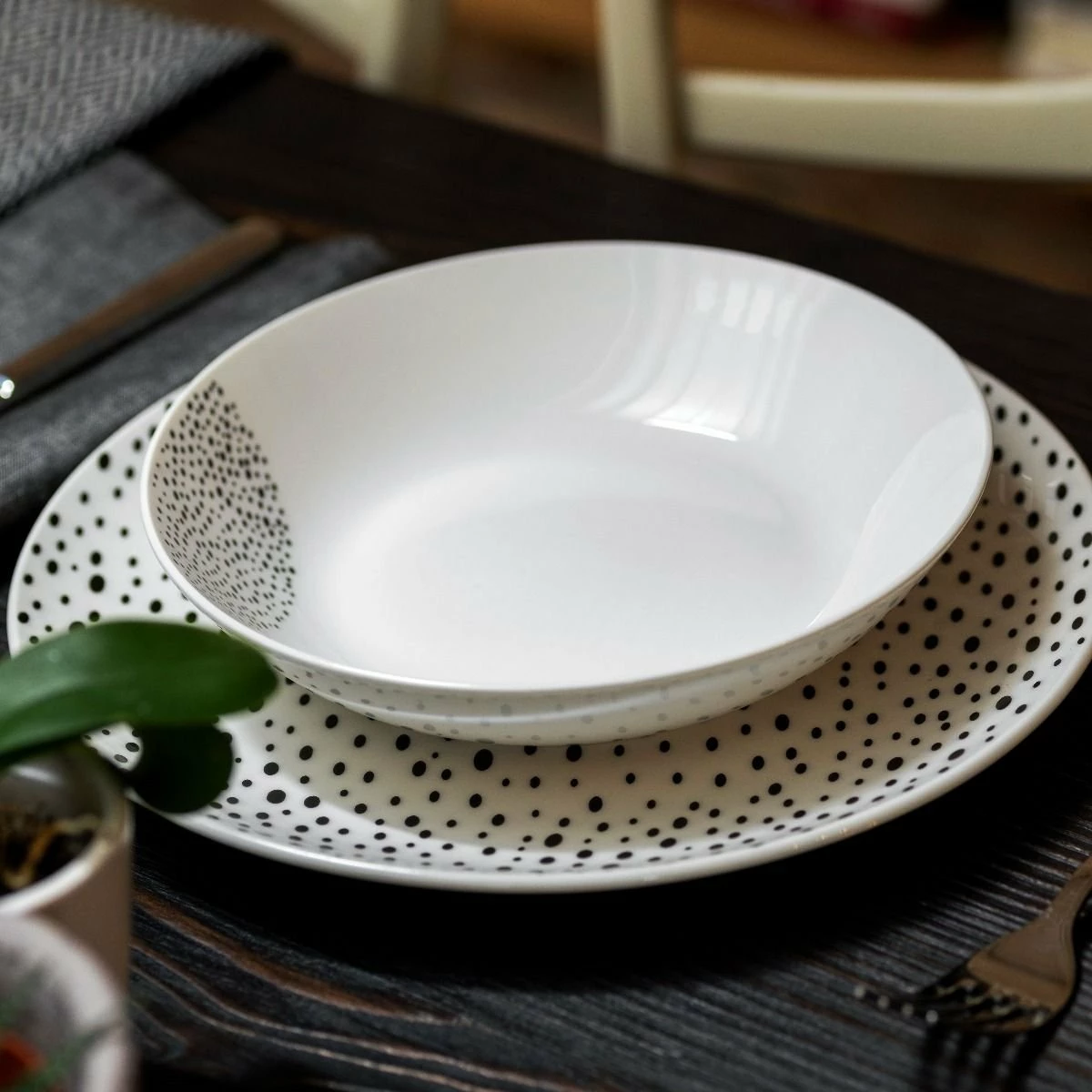 Tognana Metropolis Collection 18-piece Dinnerware Set | Graphic - Image 8